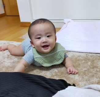 ママの隣で遊んでます