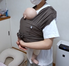 抱っこ紐の試着も楽しい