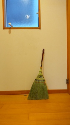 ほうき購入　今年はできるか大掃除