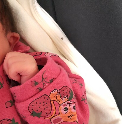 生後10日目　可愛いおてて