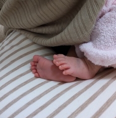 初回の相談。新生児ちゃんの可愛いあんよ。ママも搾乳頑張られています。大分飲みやすくなりました応援しています