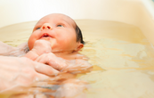 ママの質問、赤ちゃんのお風呂はいつから一緒に入れますか？